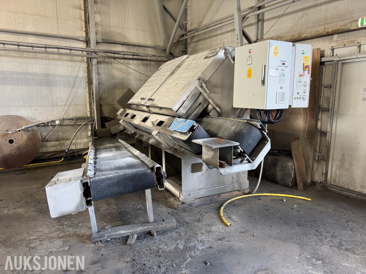 Yonani VeneerPro-VB fasadesag for naturstein med transportbånd