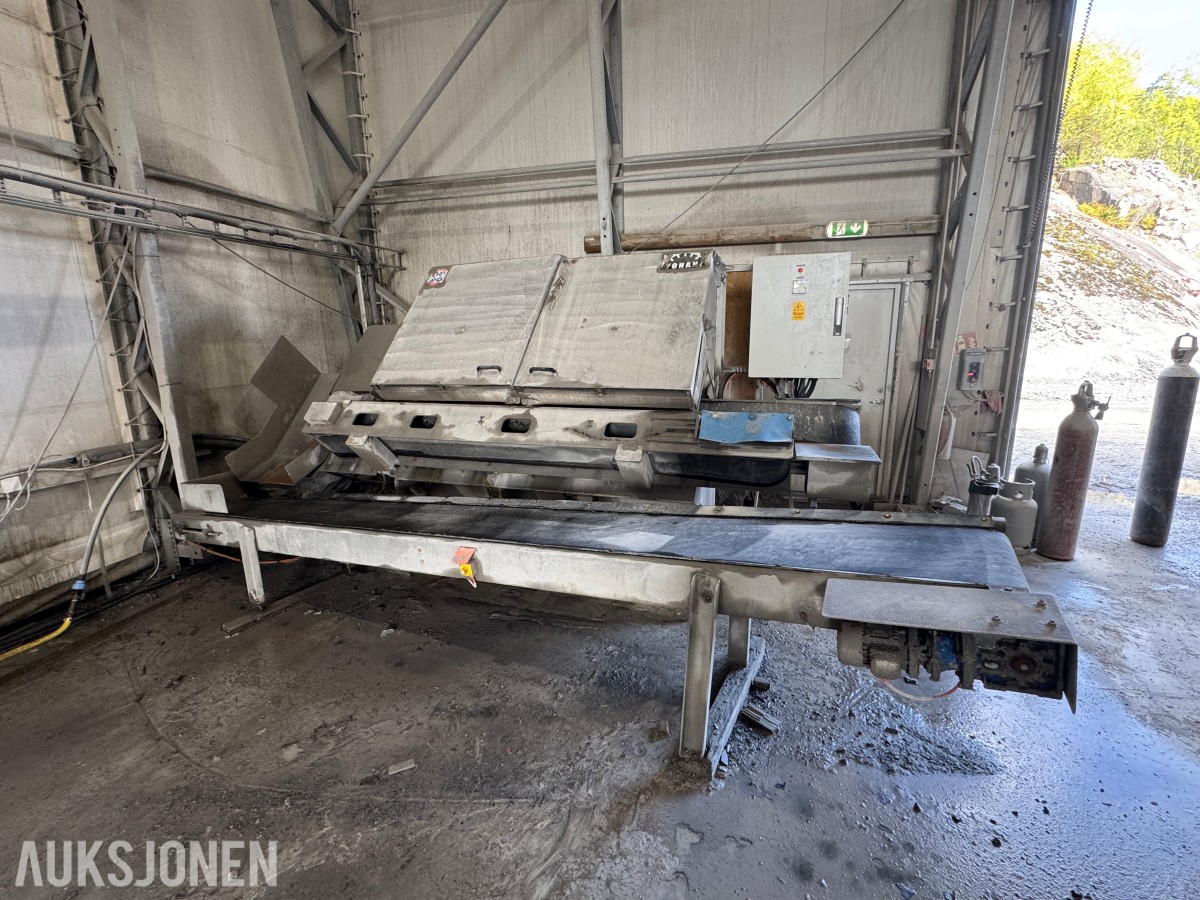 Yonani VeneerPro-VB fasadesag for naturstein med transportbånd