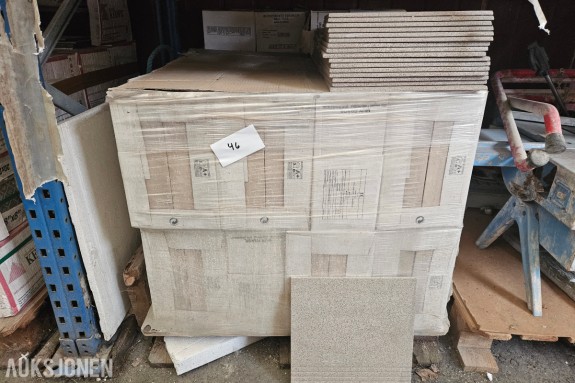 Pall med veggflis beige 10 x 30 cm samt løse Steinlook/granittlook gulvfliser
