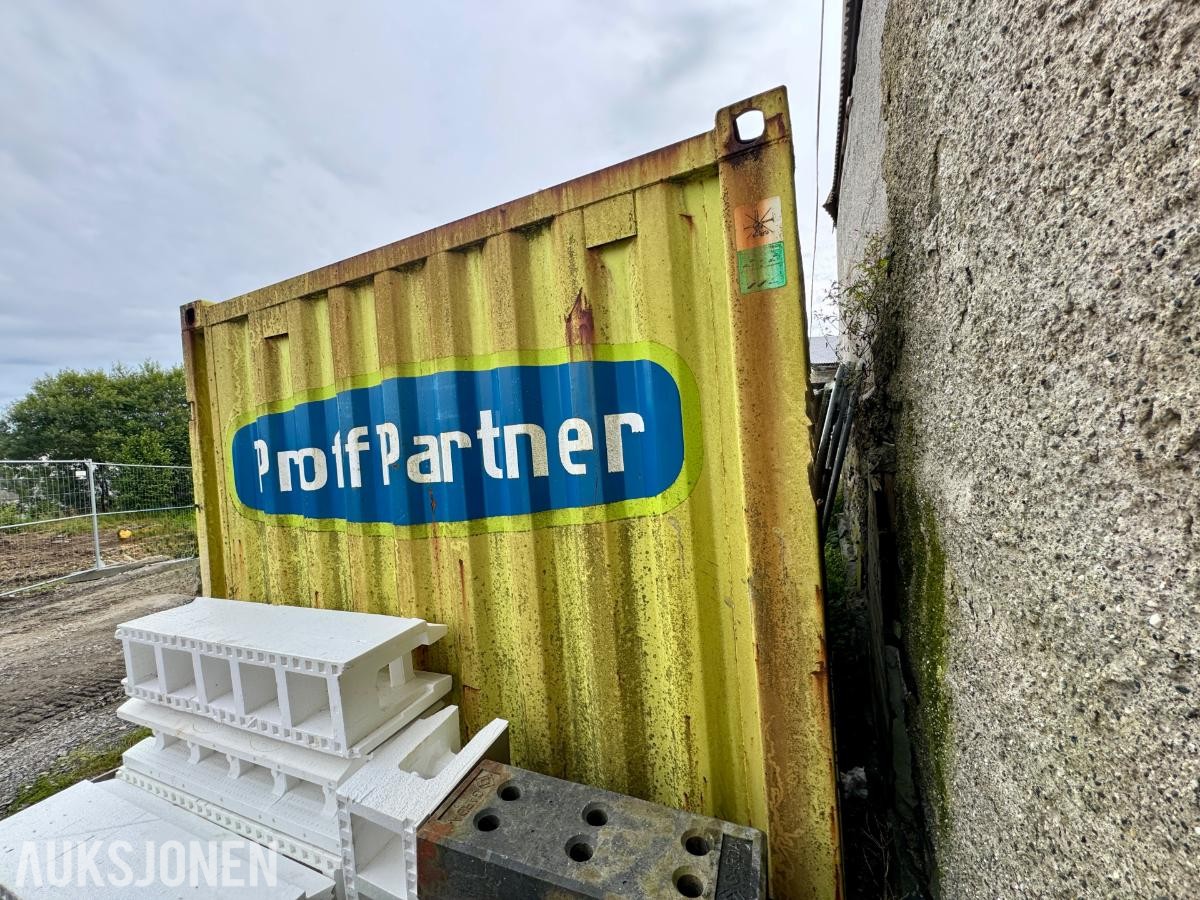 Container – 240 × 220 × 220 cm