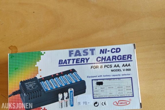 28 stk - nye Fast Battery charger - Batterilader for 8 stk AA. AAA batterier