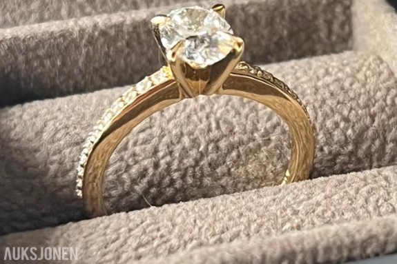 1,00 ct Diamantring i 14K Gult Gull | Oval Diamant med Sidesteiner | IGI-sertifisert