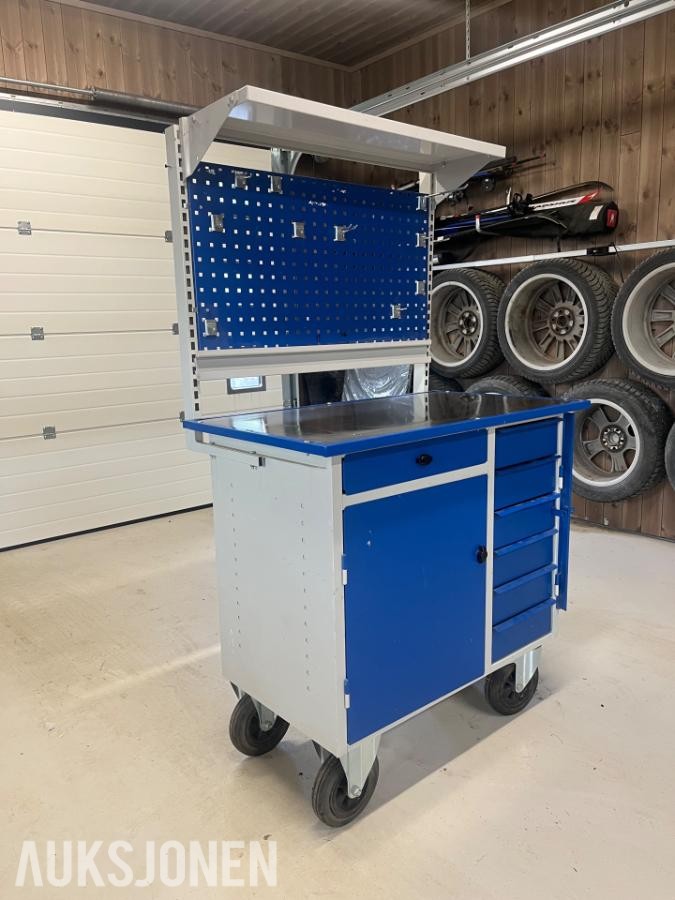 Verktøyskap med benk og verktøytavle på hjul 