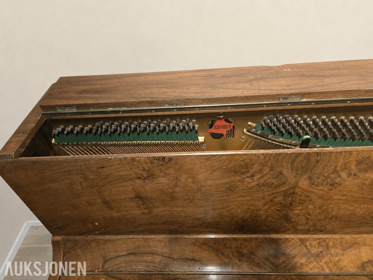 Kemble London piano i valnøtt med pianokrakk – klassisk modell