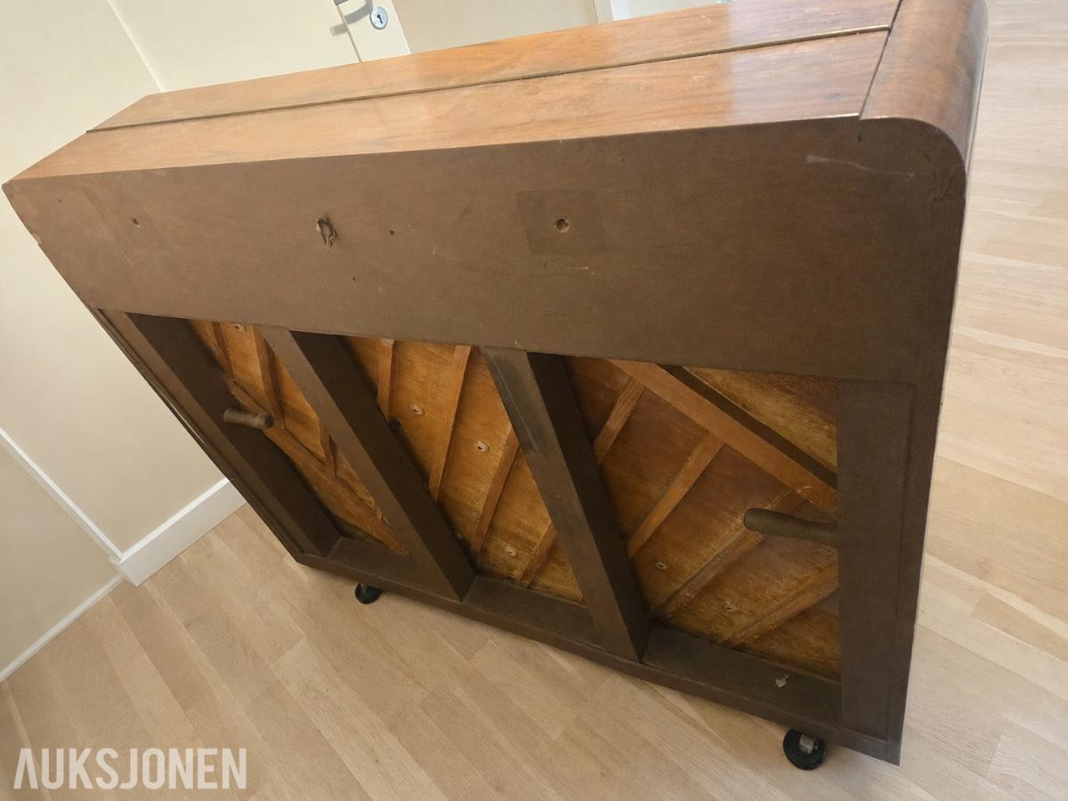 Kemble London piano i valnøtt med pianokrakk – klassisk modell