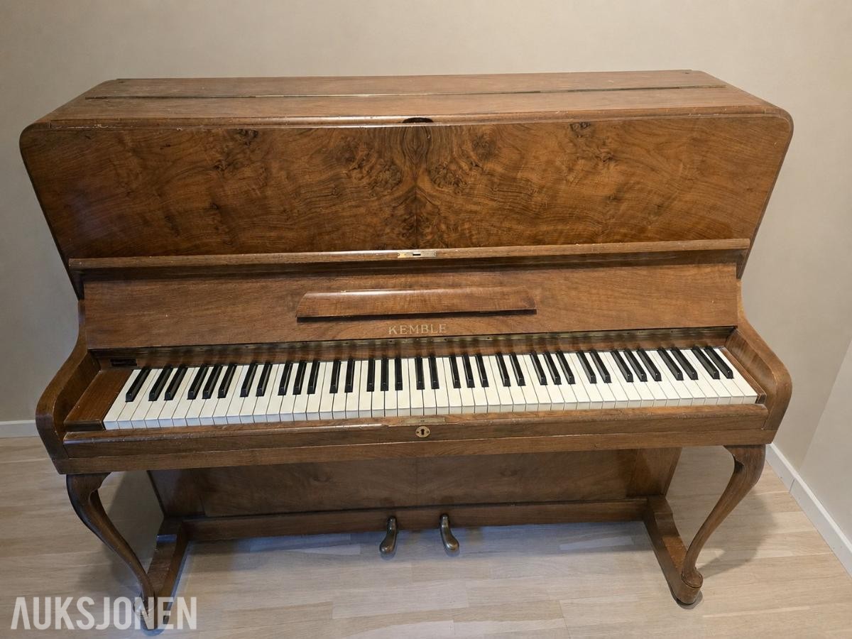 Kemble London piano i valnøtt med pianokrakk – klassisk modell
