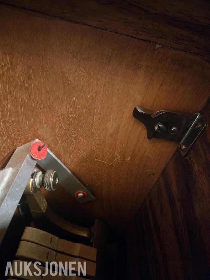 Kemble London piano i valnøtt med pianokrakk – klassisk modell