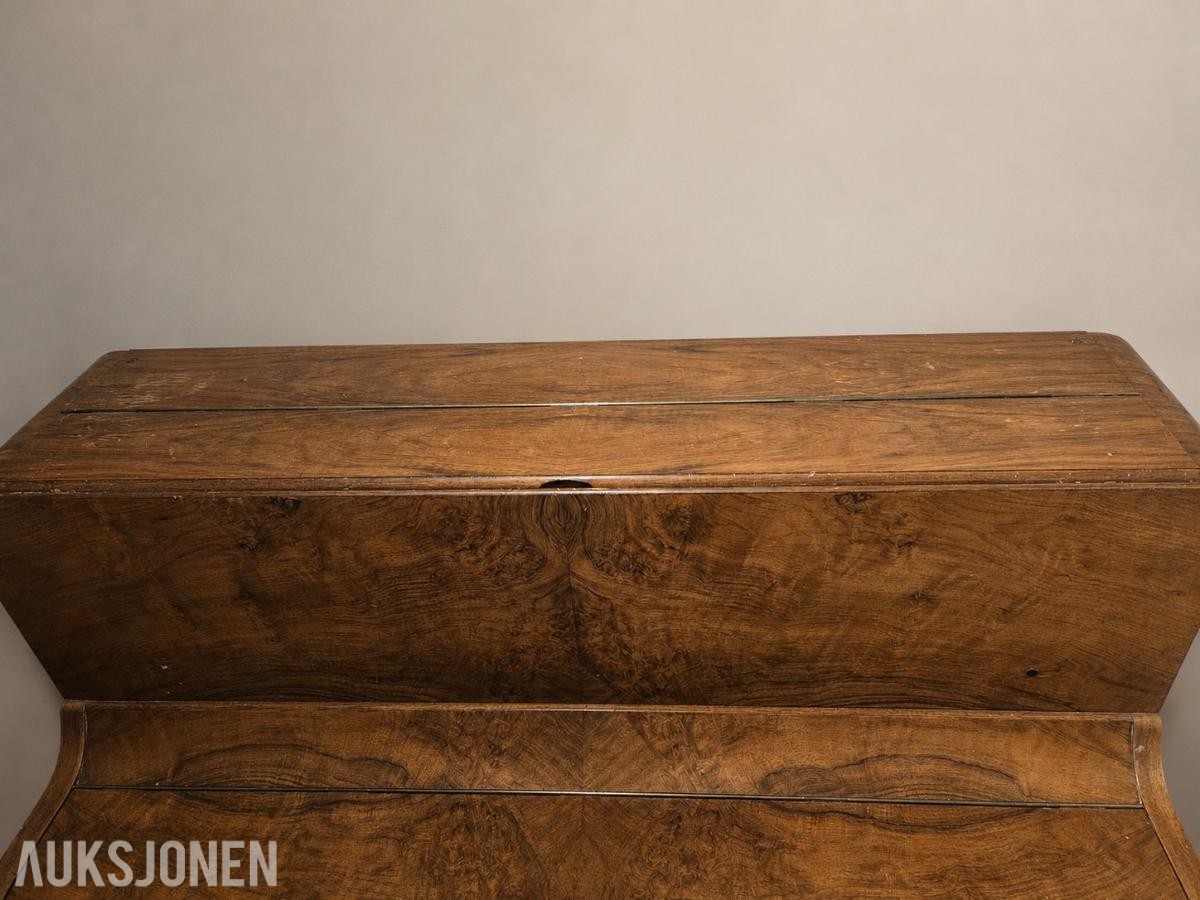 Kemble London piano i valnøtt med pianokrakk – klassisk modell