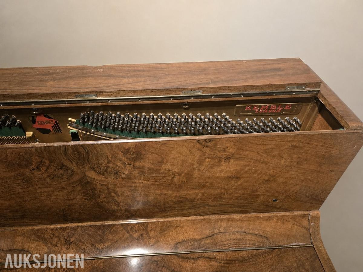 Kemble London piano i valnøtt med pianokrakk – klassisk modell
