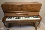 Kemble London piano i valnøtt med pianokrakk – klassisk modell