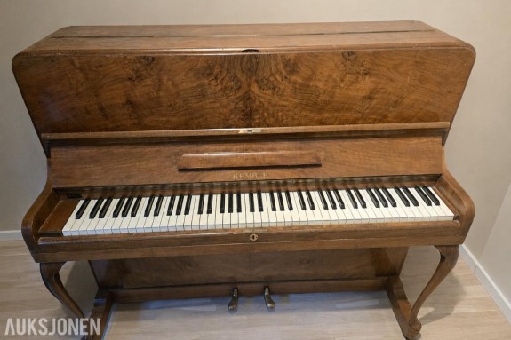 Kemble London piano i valnøtt med pianokrakk – klassisk modell