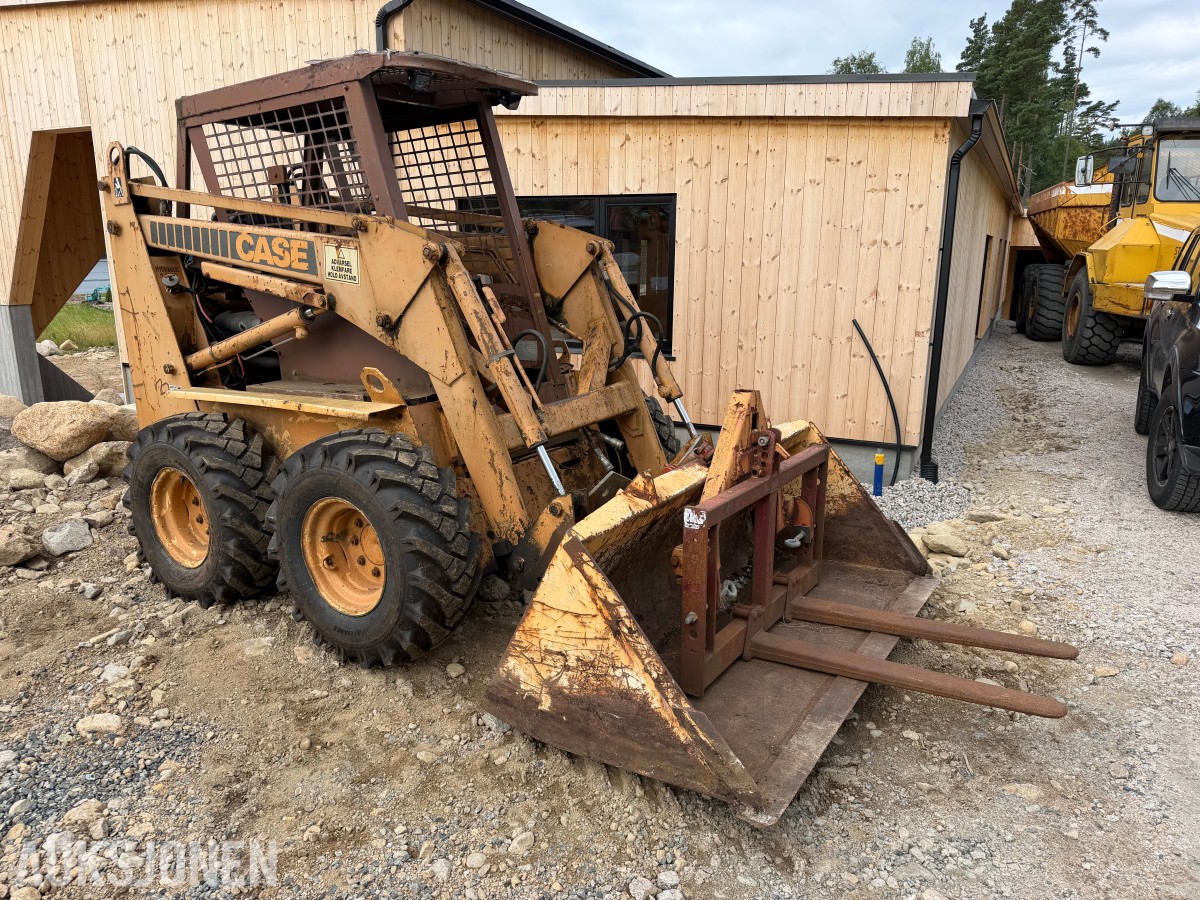 1984 Case 1845B - KOMPAKTLASTER MED SKUFFE OG PALLEGAFLER