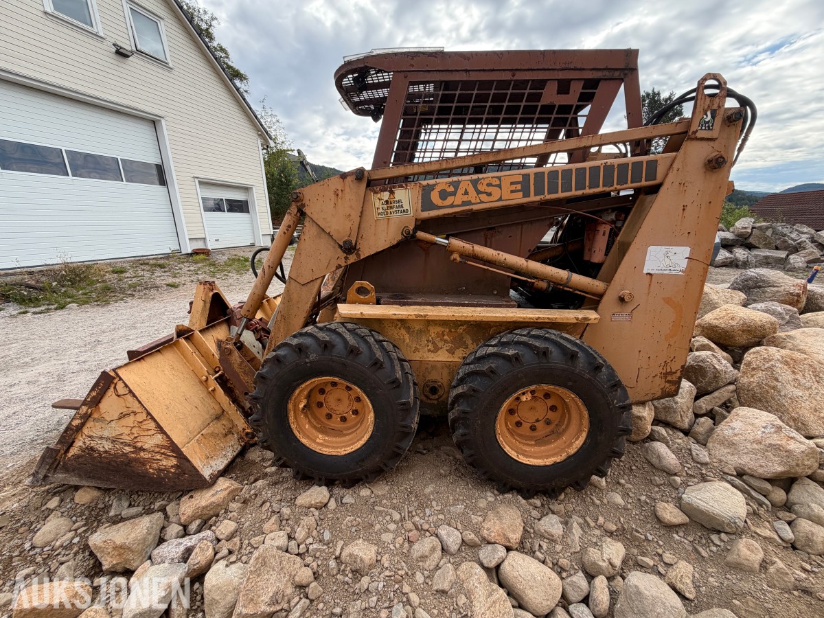 1984 Case 1845B - KOMPAKTLASTER MED SKUFFE OG PALLEGAFLER