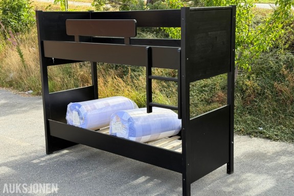 Køyeseng 75 x 200 cm i furu med 2 madrasser – utstillingsmodell
