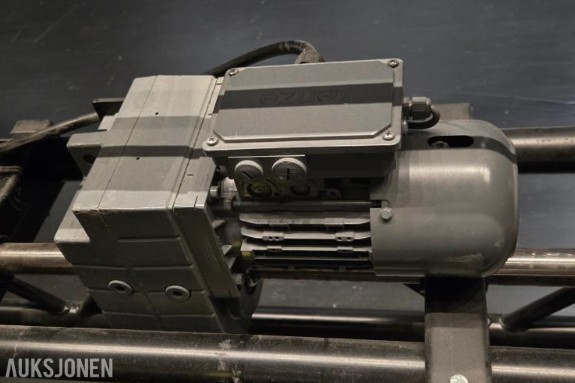 Lenze GFL05-2M - 3-fas motor m/ aksel