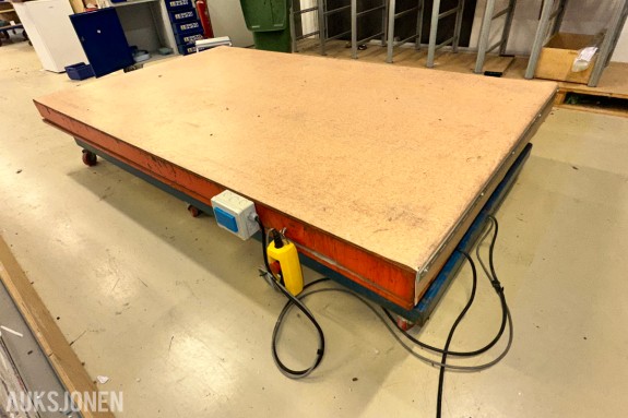 1981 Trans Lyft TT hydraulisk sakseløftebord - 3.000 kg løftekapasitet.