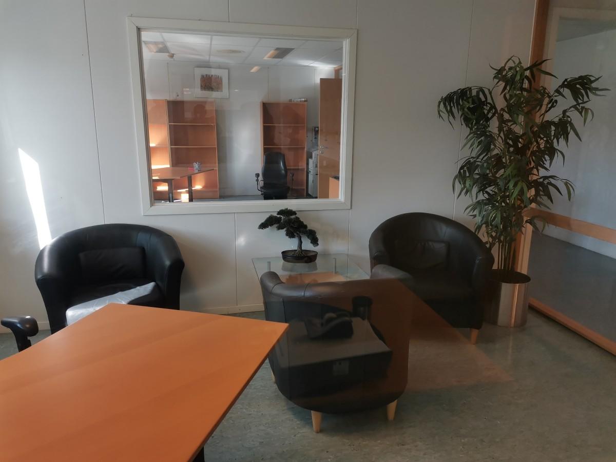 Div. kontormøbler og hyller