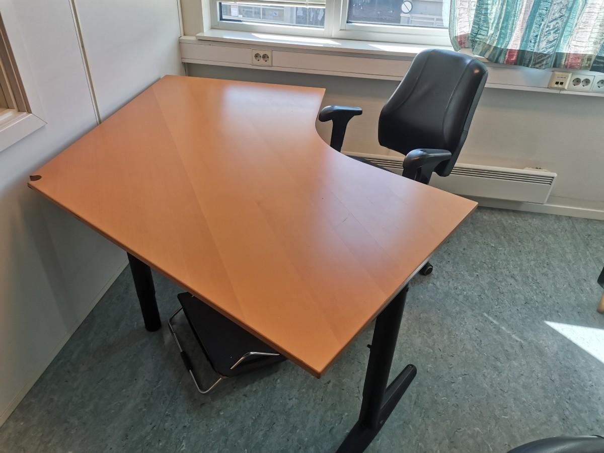 Div. kontormøbler og hyller