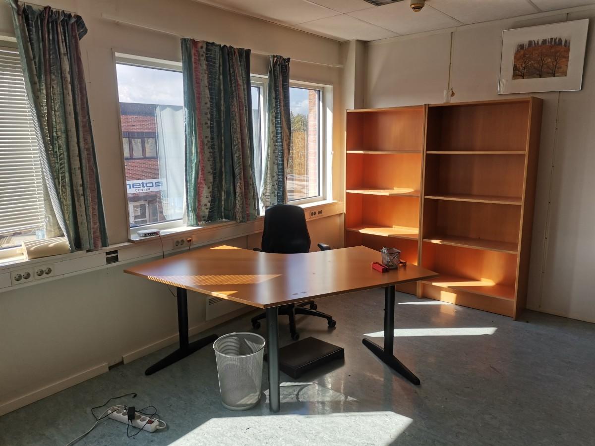 Div. kontormøbler og hyller