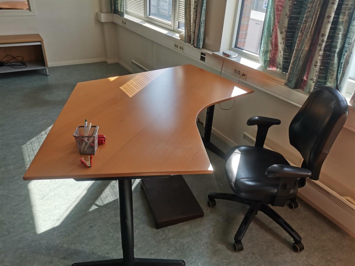 Div. kontormøbler og hyller