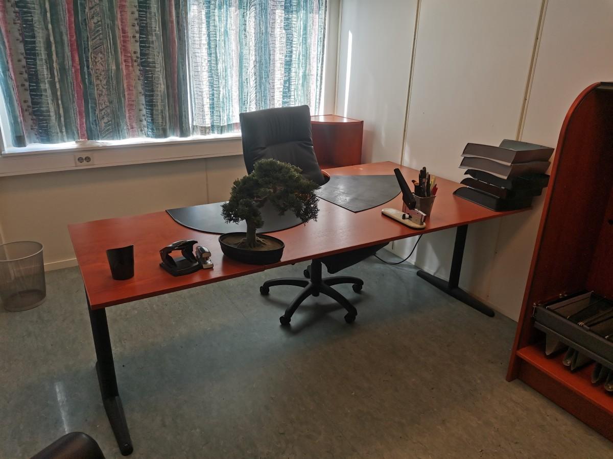 Div. kontormøbler og hyller