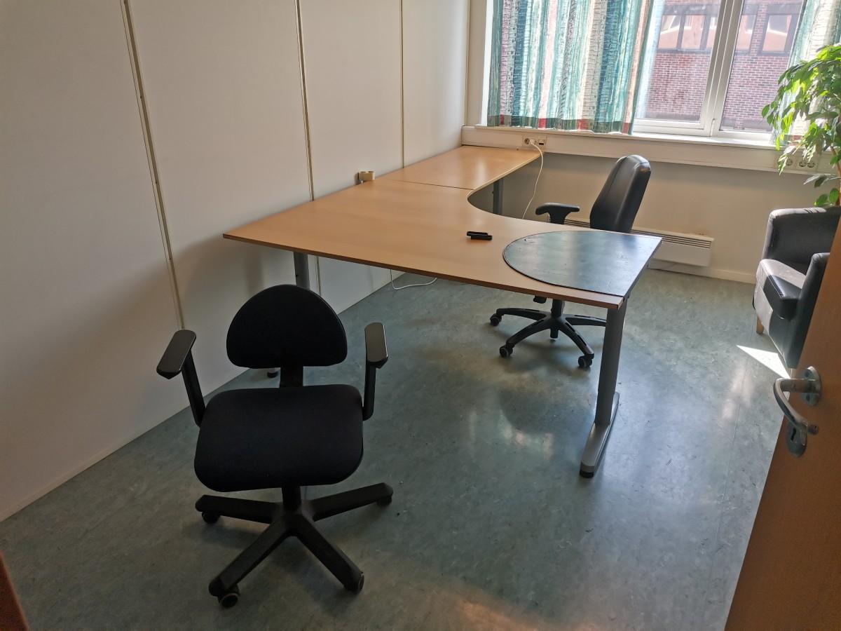 Div. kontormøbler og hyller