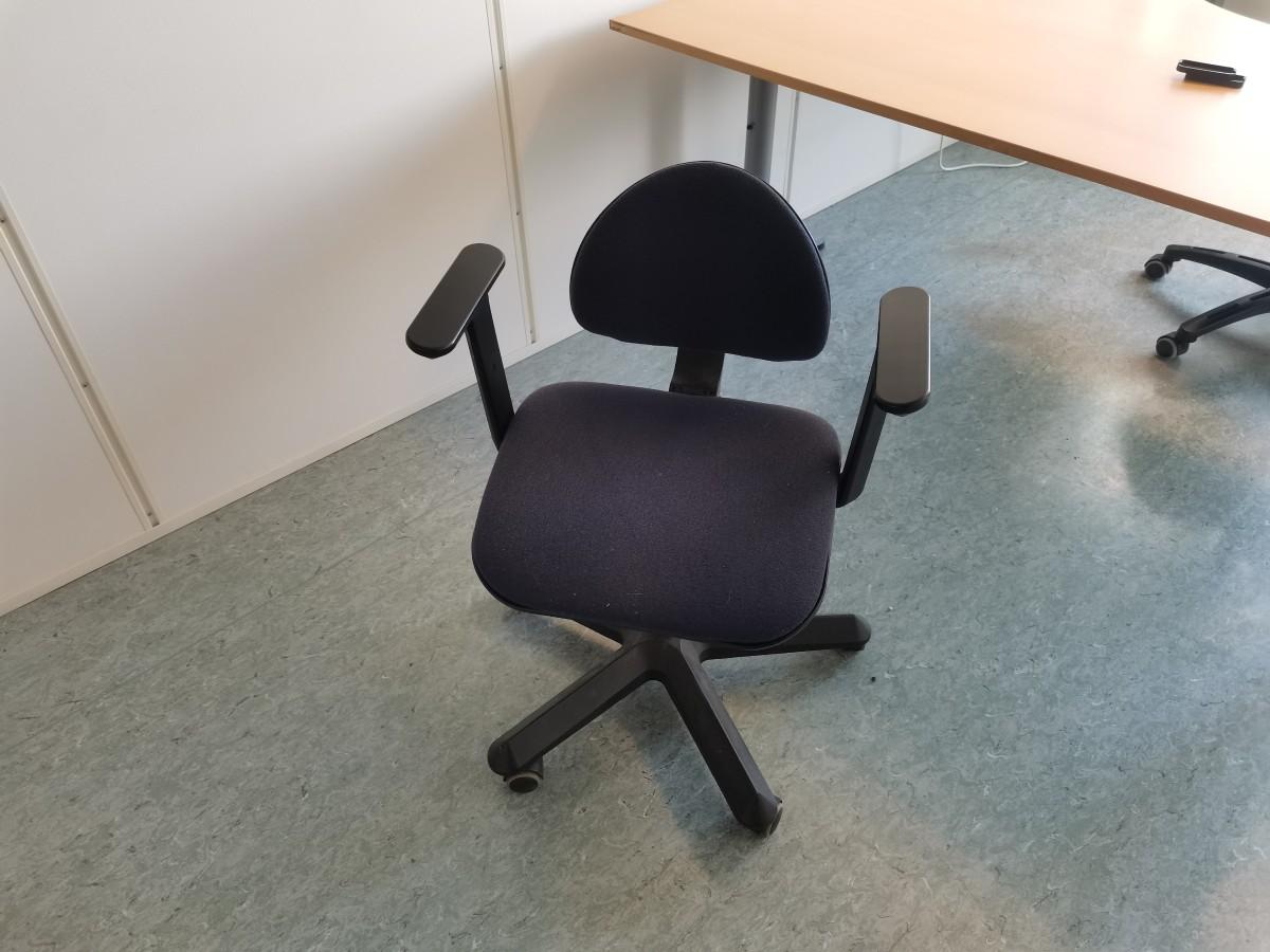 Div. kontormøbler og hyller