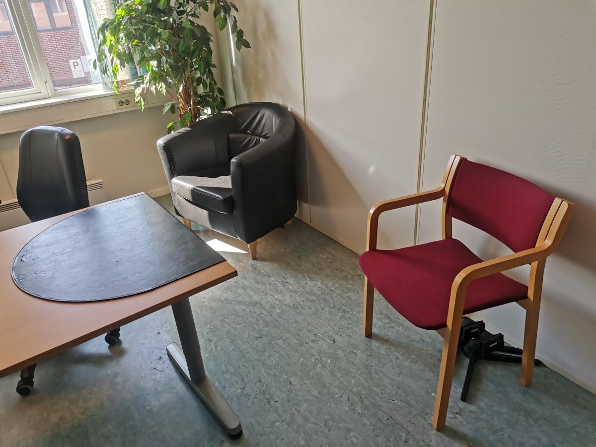 Div. kontormøbler og hyller