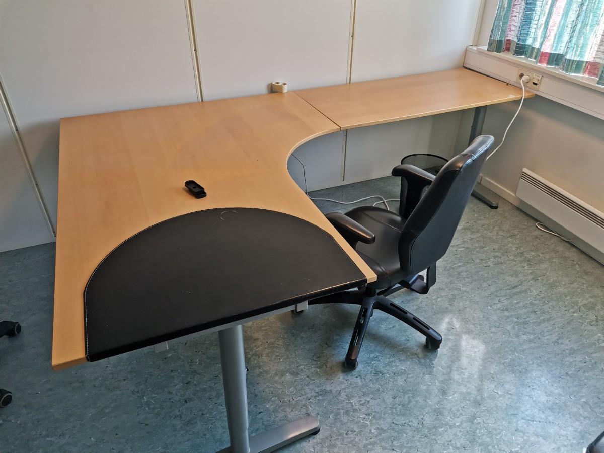 Div. kontormøbler og hyller