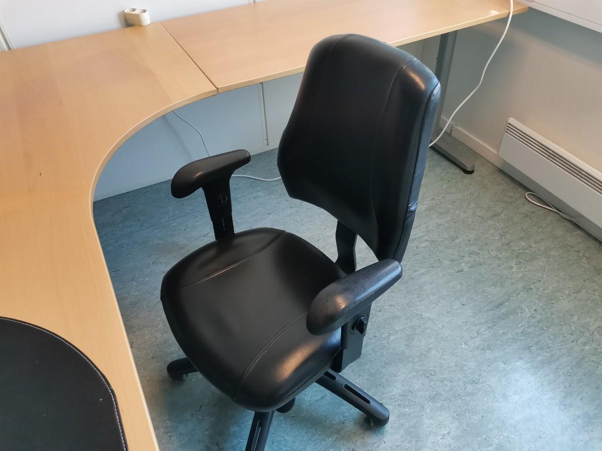 Div. kontormøbler og hyller