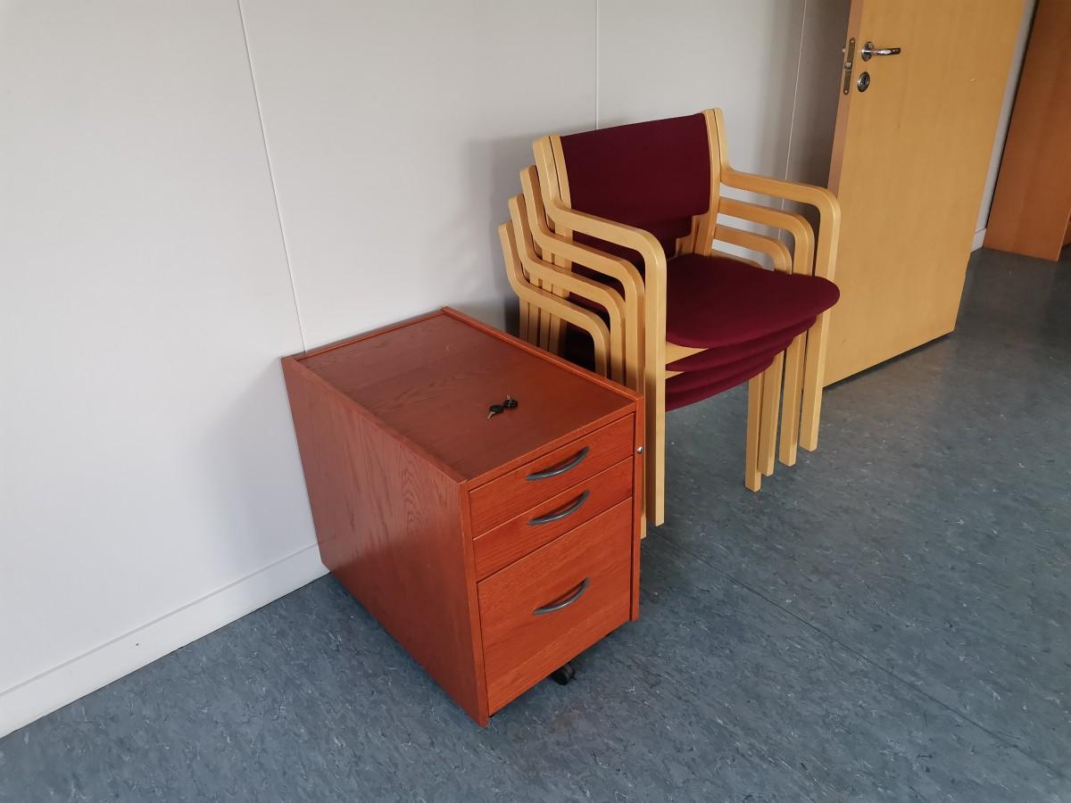 Div. kontormøbler og hyller