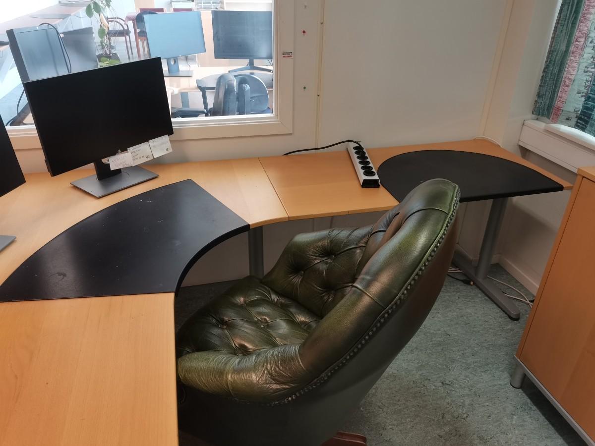 Div. kontormøbler og hyller