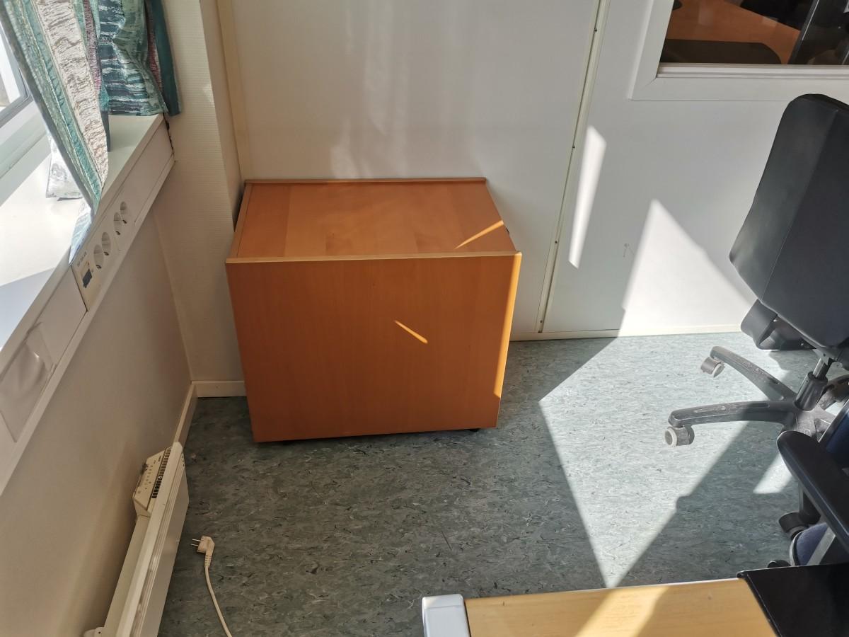 Div. kontormøbler og hyller