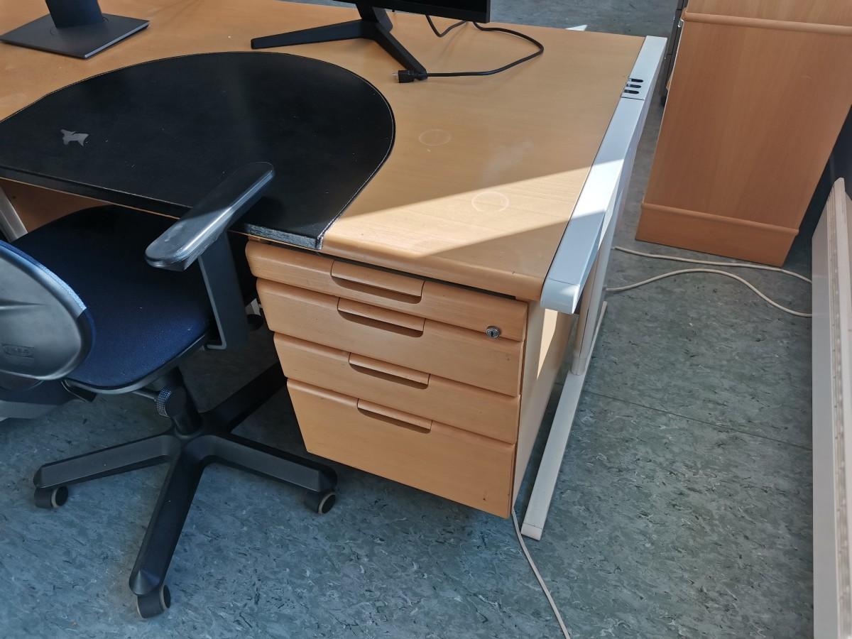 Div. kontormøbler og hyller