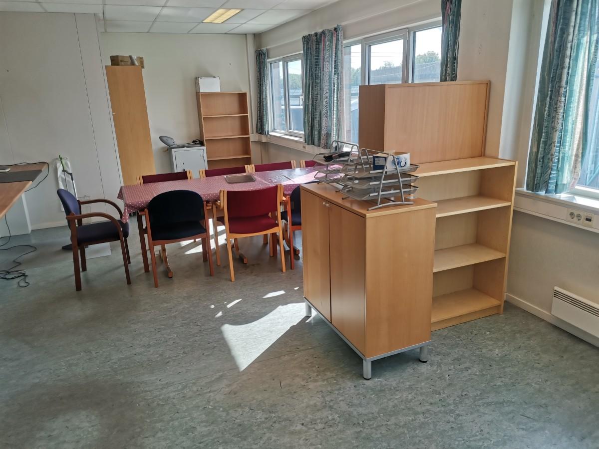 Div. kontormøbler og hyller