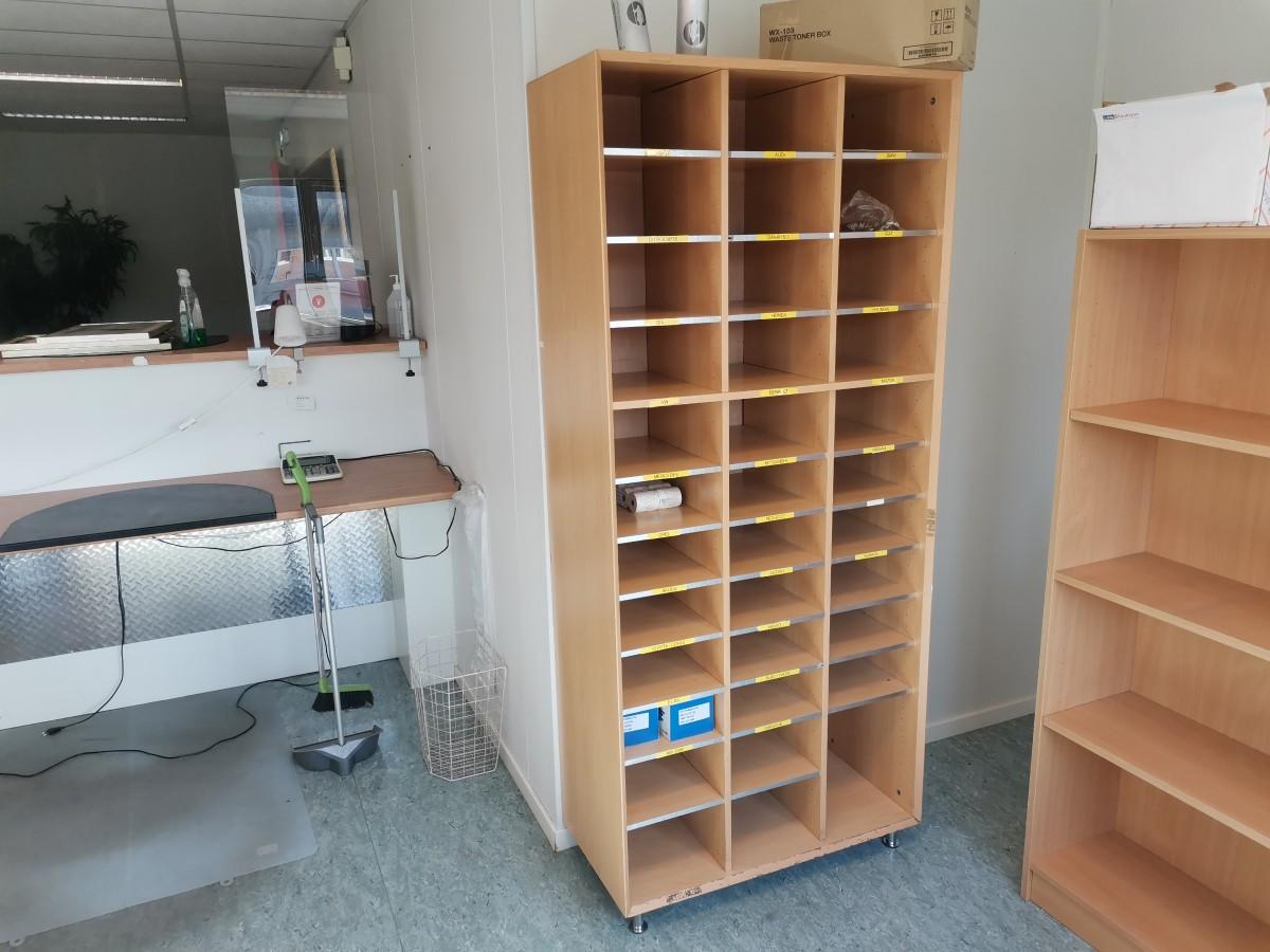 Div. kontormøbler og hyller