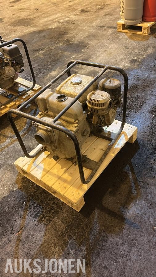2 stk vannpumper med bensinmotor