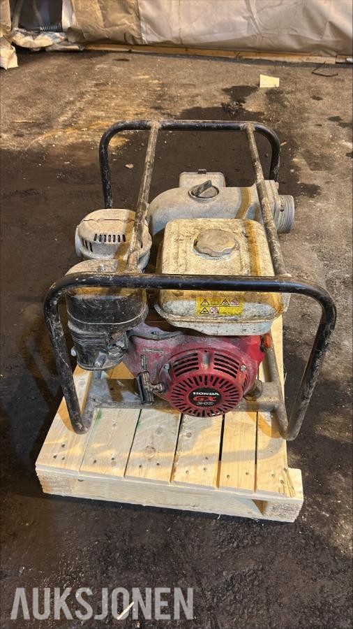 2 stk vannpumper med bensinmotor