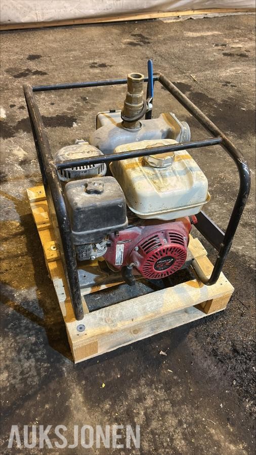 2 stk vannpumper med bensinmotor