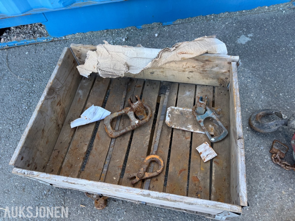 Parti løftekjettinger, kroker og løfteutstyr