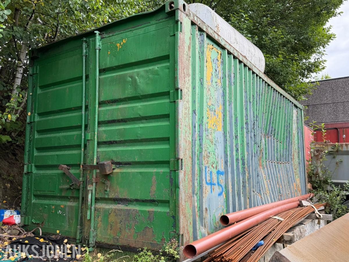 20 fots stålcontainer med kabler, slanger og utstyr