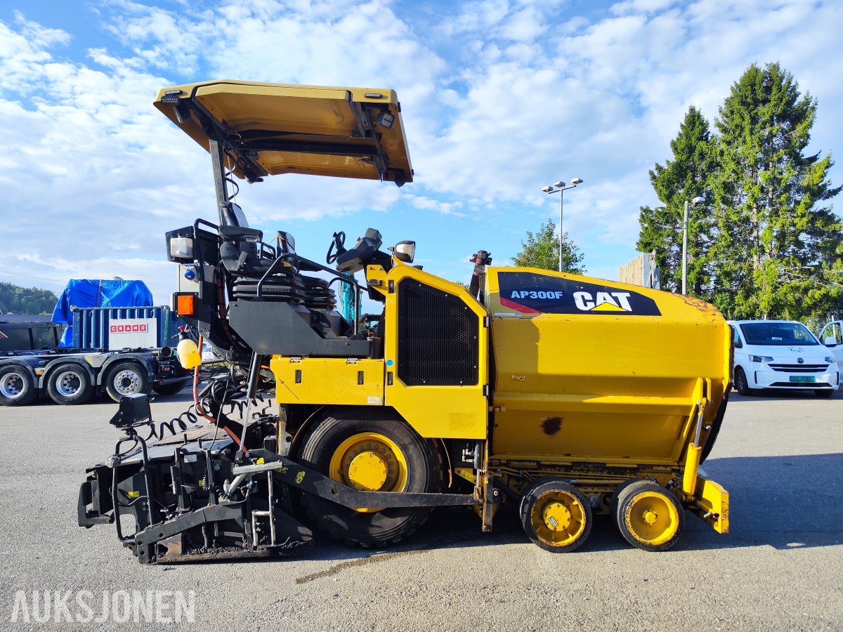 2016 Caterpillar AP300F asfaltutlegger – Cat SE34V – 5 728 timer