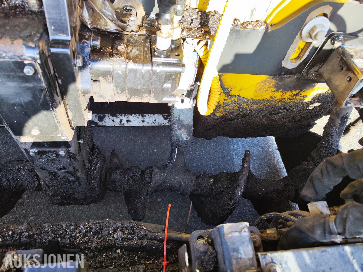2016 Caterpillar AP300F asfaltutlegger – Cat SE34V – 5 728 timer