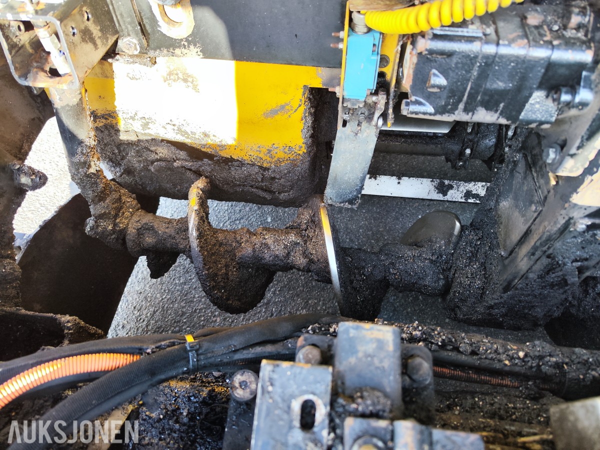 2016 Caterpillar AP300F asfaltutlegger – Cat SE34V – 5 728 timer