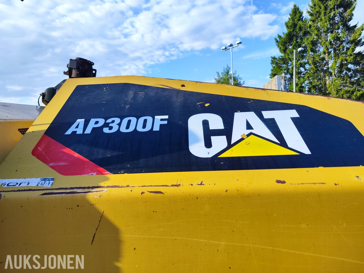 2016 Caterpillar AP300F asfaltutlegger – Cat SE34V – 5 728 timer