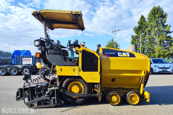 2016 Caterpillar AP300F asfaltutlegger – Cat SE34V – 5 728 timer