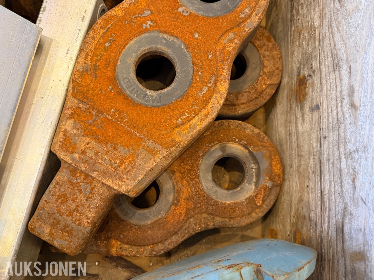 Diverse skuffetenner, tannholdere og et S70 grind feste.