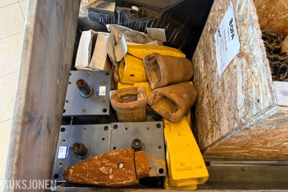 Diverse skuffetenner, tannholdere og et S70 grind feste.