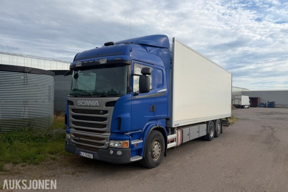 2011 Scania R480 LB 6x2*4 HNB - 945.746 km - isolert skap med aggregat - Zepro bakløfter - Automatgir - 353 kW / 480 hk diesel - totalvekt 27.000 kg og vogntogvekt 66.000 kg - luftfjæring på alle aksl