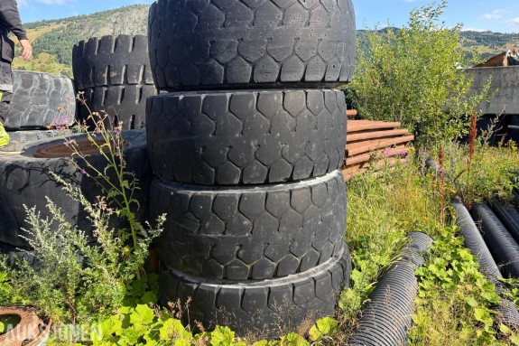 Yokohama hjullasterhjul - Massivedekk - 23.5R25 - Volvo felger